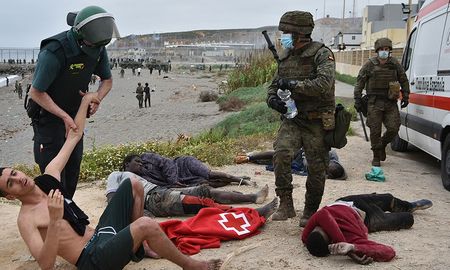 Amina Farkani, una mujer marroquí de 31 años que cruzó a Ceuta, dijo a la cadena de noticias CNN que la policía no estaba controlando la frontera. Amina Farkani, una mujer marroquí de 31 años que cruzó a Ceuta, dijo a la cadena de noticias CNN que la policía no estaba controlando la frontera.