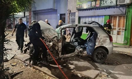 El conductor perdió el control en avenida San Martín de Rosario, impactó contra dos viviendas y falleció horas después en el Heca. El conductor perdió el control en avenida San Martín de Rosario, impactó contra dos viviendas y falleció horas después en el Heca.