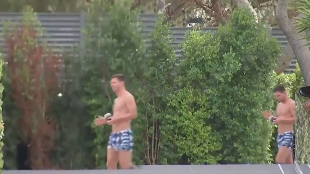 Lionel Messi permanece en su casa de Barcelona mientras espera que se defina su pase al París Saint-Germain de Francia.