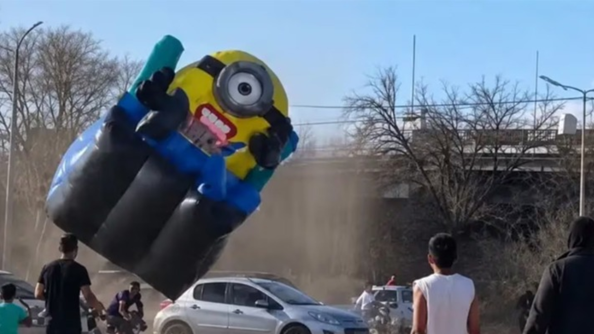 El video viral del inflable que salió volando en Cruz del Eje.