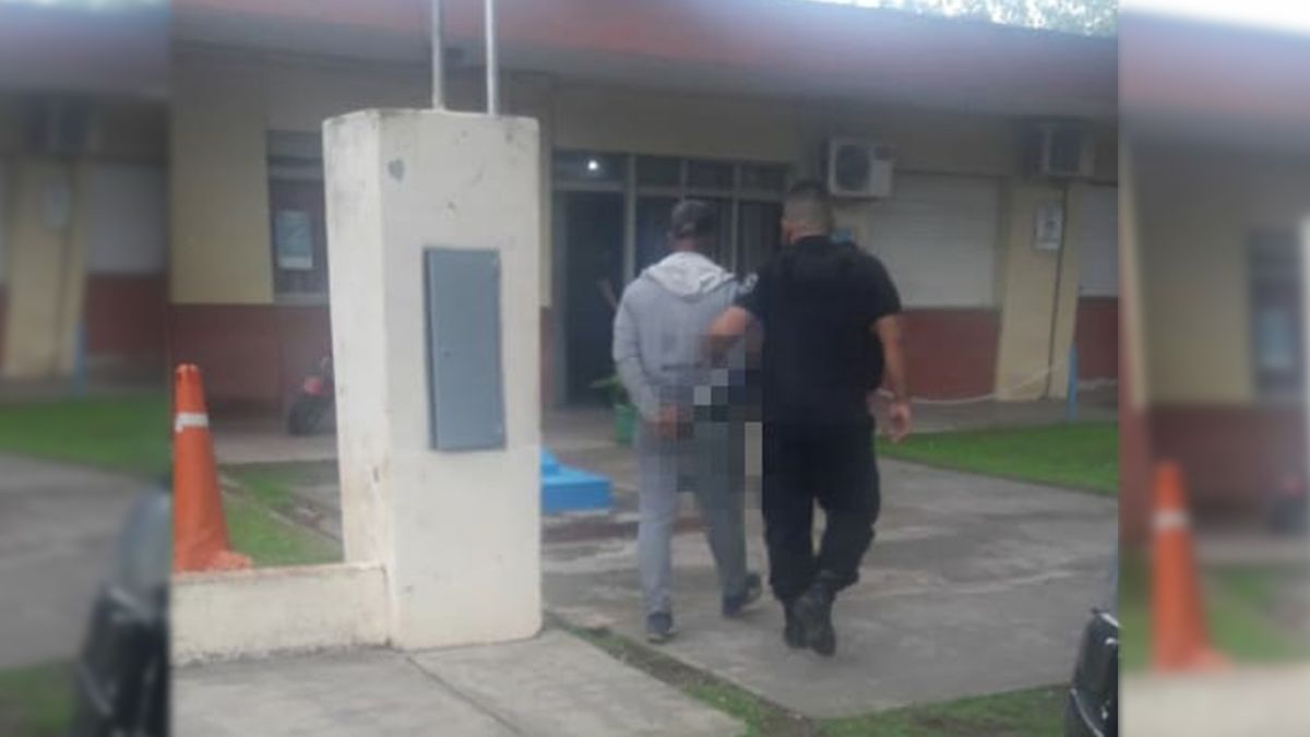 Esposado. Sobre el recluso recaía un pedido de captura emanado del Colegio de Jueces.&nbsp;