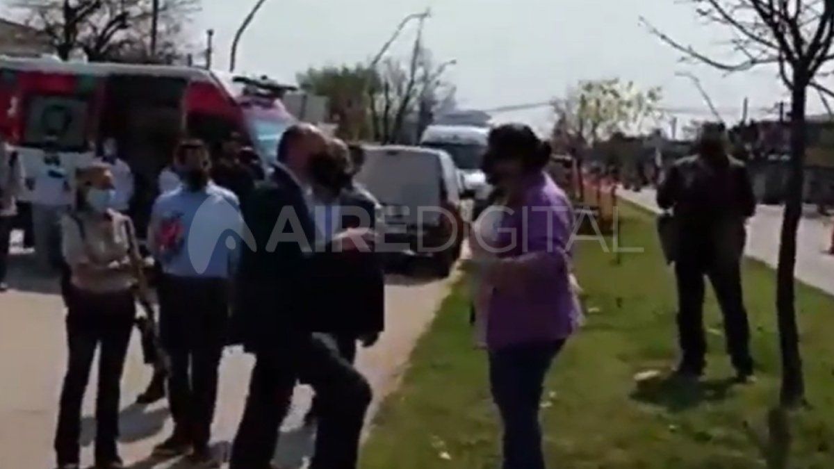 Perotti y Jatón escucharon el reclamo de una vecina.