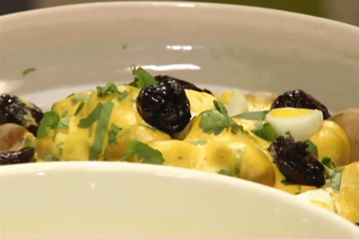 Las papas a la huancaína son un plato típico de Perú. Las papas a la huancaína son un plato típico de Perú.