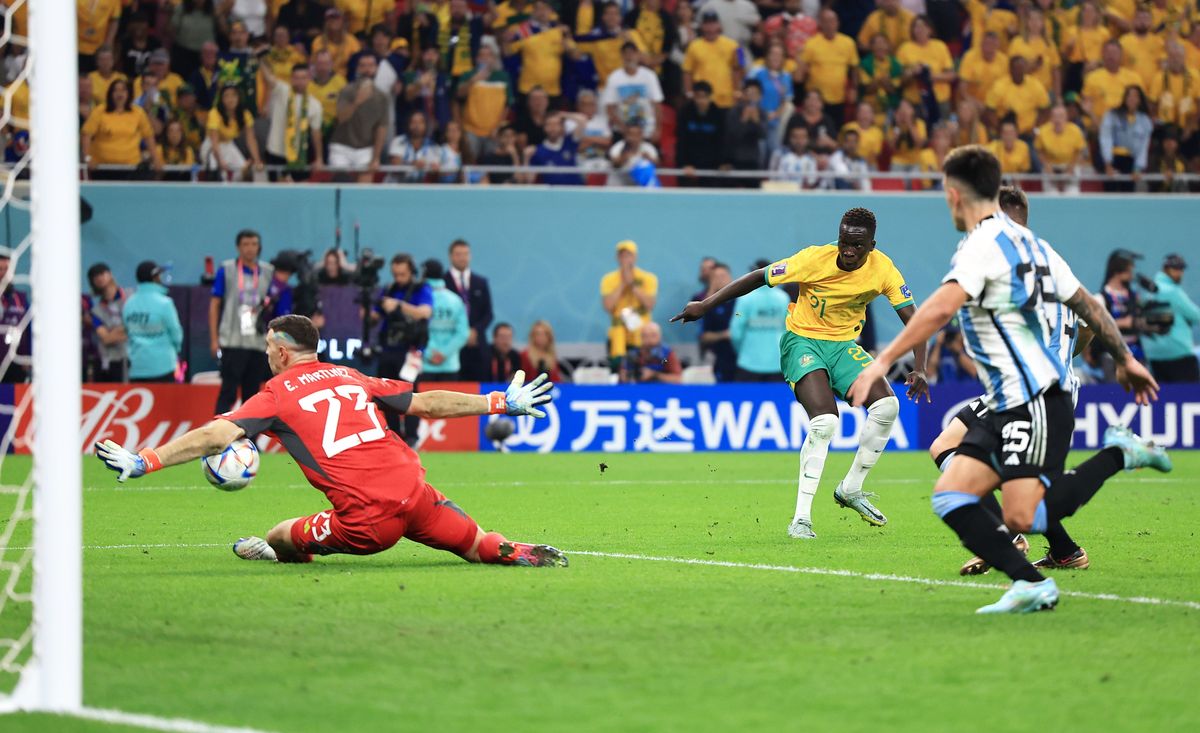 "Dibu" Martínez se hace gigante y ahoga el empate australiano: fue una atajada que se gritó como un gol.