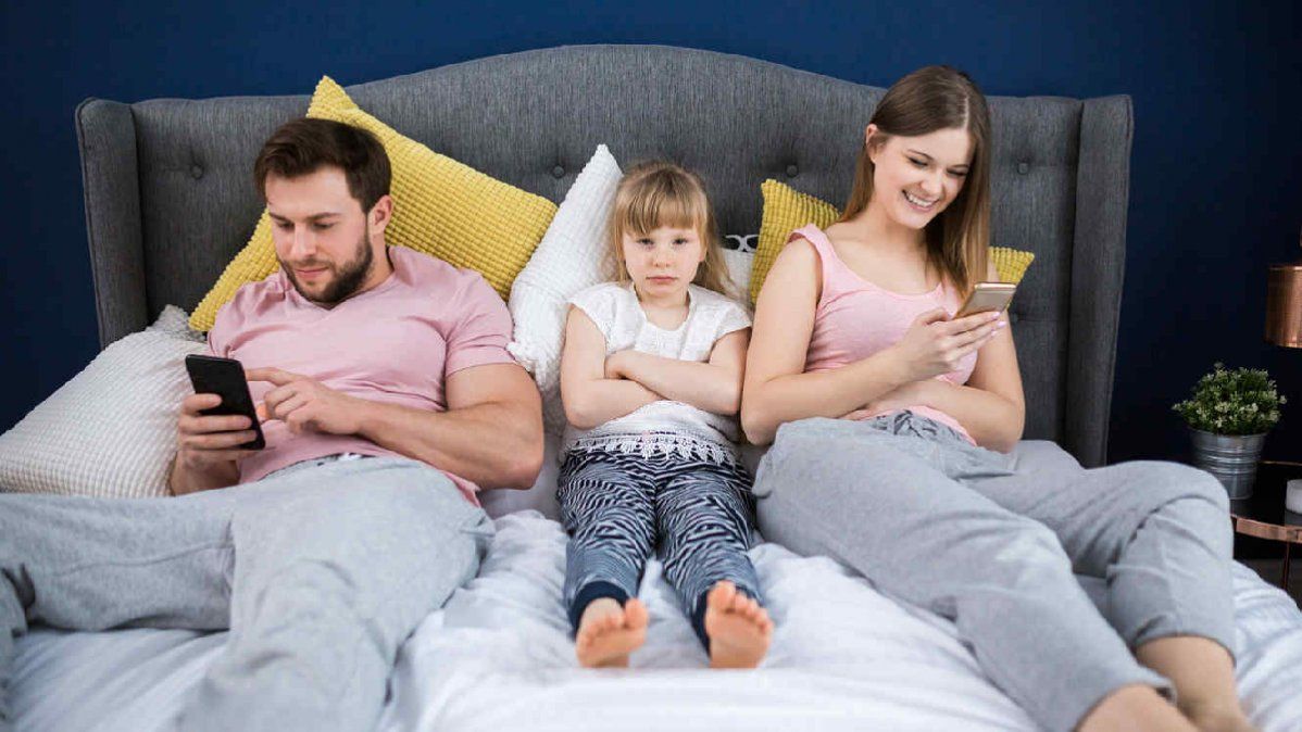 Los hijos de padres que ocupan la mayor parte de su tiempo al celular, generan grandes problemas que pueden afectar su salud y su crecimiento. 