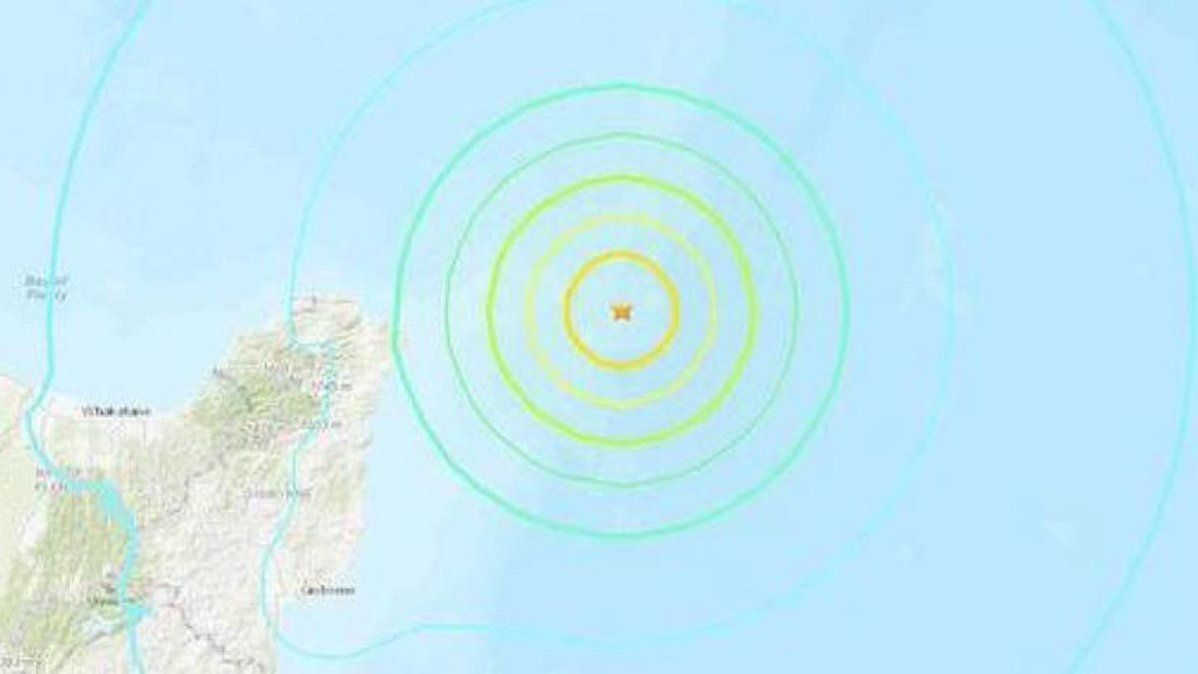 El Centro de Alertas de Tsunamis advirtió que podrían ocurrir olas de tsunamis en 300 kilómetros a la redonda del epicentro.