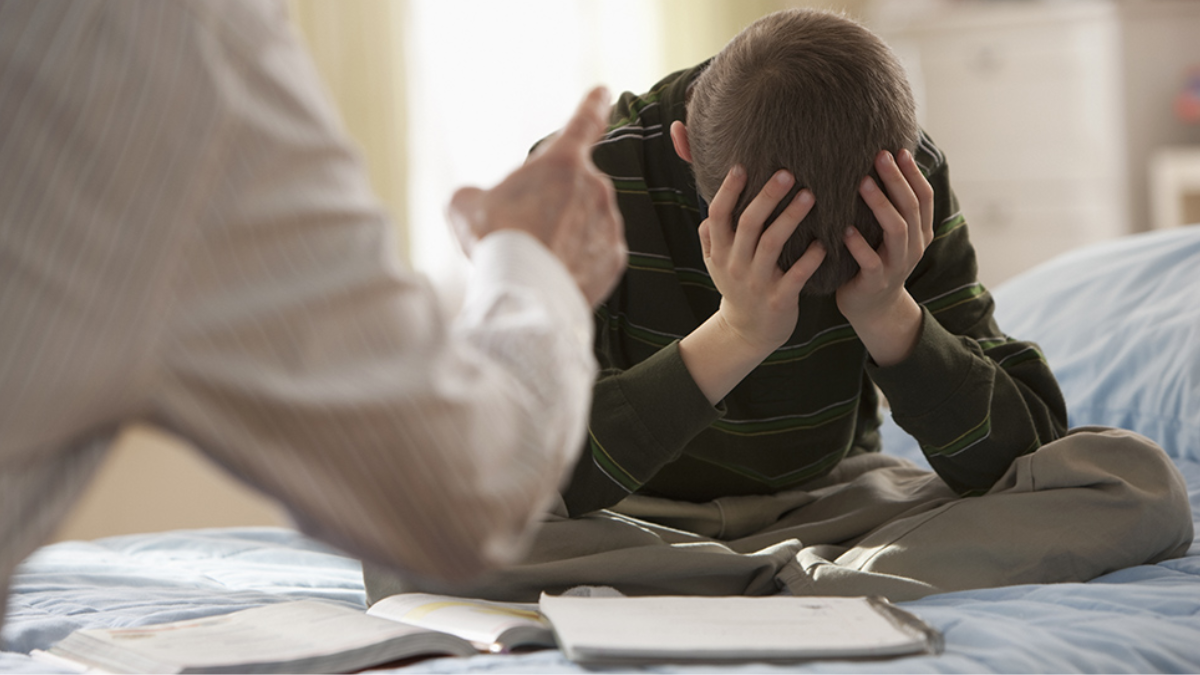 Identificar y transformar los patrones de comunicación tóxica en el entorno familiar es fundamental para romper el ciclo de violencia emocional intergeneracional.