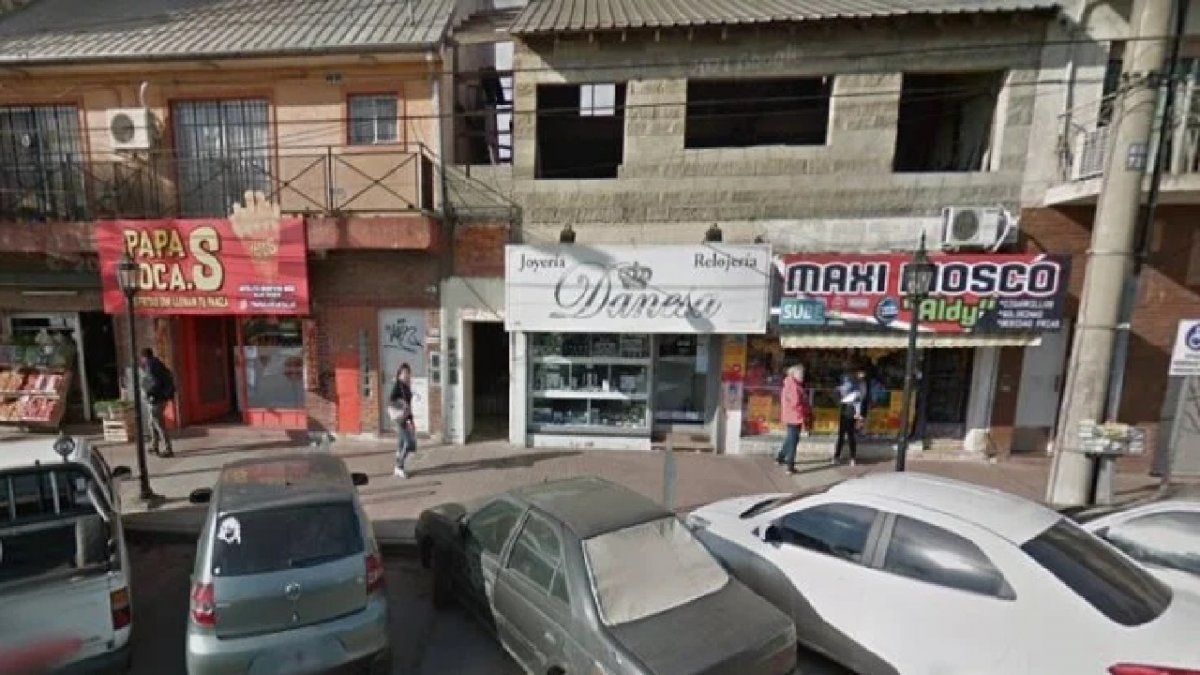 Hallan a un hombre descuartizado dentro de una heladera y detienen a un amigo en Tigre