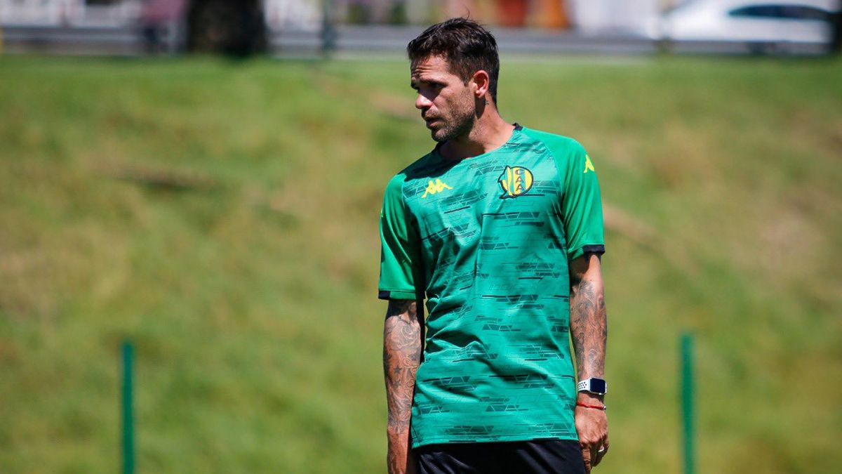 Fernando Gago dirigió su primera práctica como entrenador de Aldosivi.