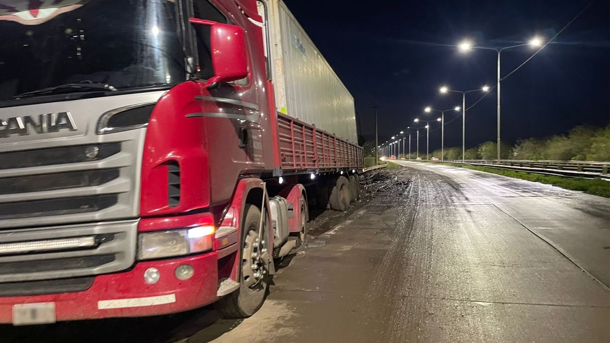 Un camión se despistó en la Circunvalación Oeste y complicó el tránsito.