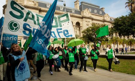 Los maestros privados de Santa Fe se adhirieron al paro nacional docente. Los maestros privados de Santa Fe se adhirieron al paro nacional docente.
