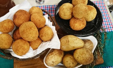 Bombas de papa rellenas con jamón y queso. Bombas de papa rellenas con jamón y queso.