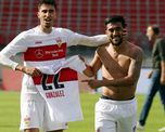 El delantero formado en Argentinos Juniors (en la derecha) fue el goleador del Stuttgart que logró retornar a la máxima división del fútbol alemán. El delantero formado en Argentinos Juniors (en la derecha) fue el goleador del Stuttgart que logró retornar a la máxima división del fútbol alemán.