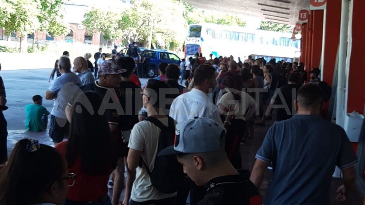 Muchos sabaleros quedaron varados en la terminal de colectivos de Santa Fe.