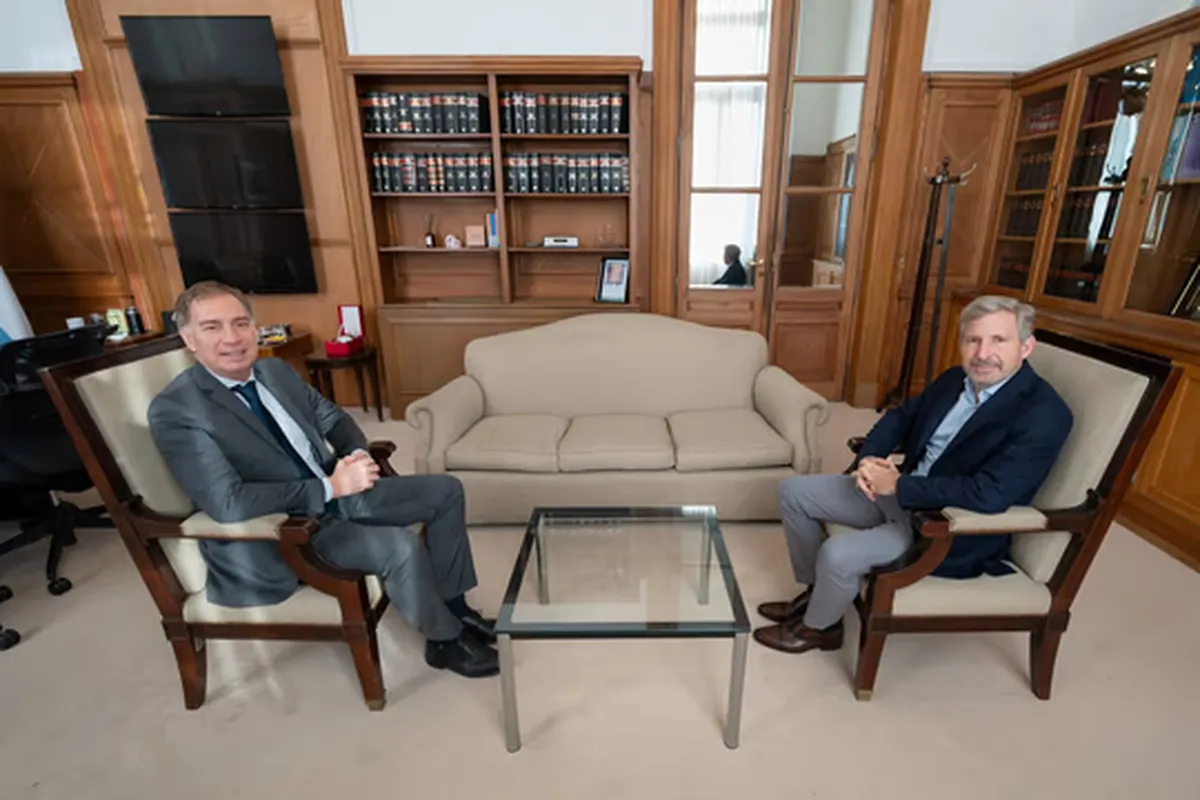 El ministro del Interior, Diego Santilli, encabezó este viernes una reunión clave en Casa Rosada junto al gobernador de Entre Ríos, Rogelio Frigerio.