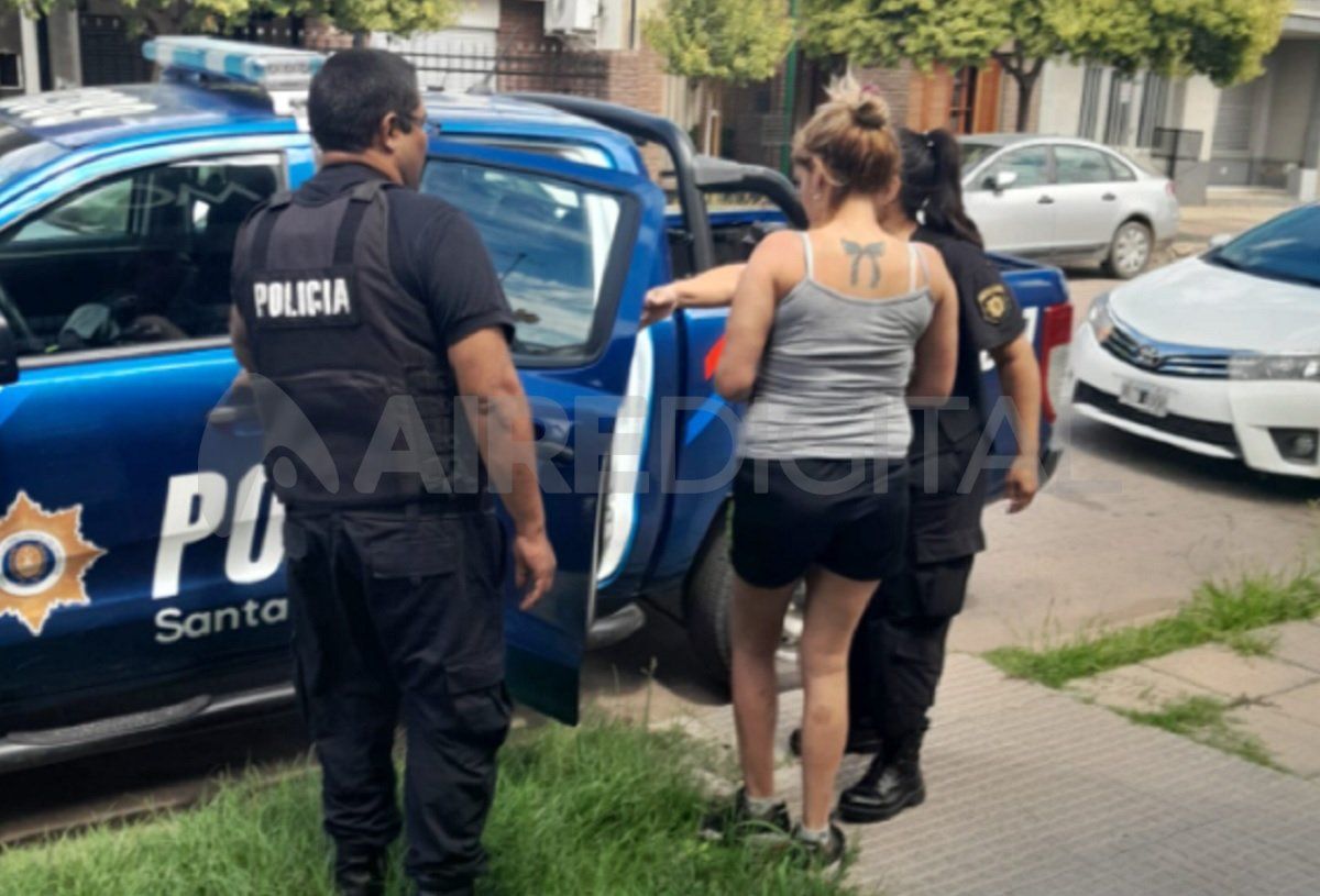 La mujer que se encuentra sospechada del crimen al momento de subir a un móvil. La mujer que se encuentra sospechada del crimen al momento de subir a un móvil.