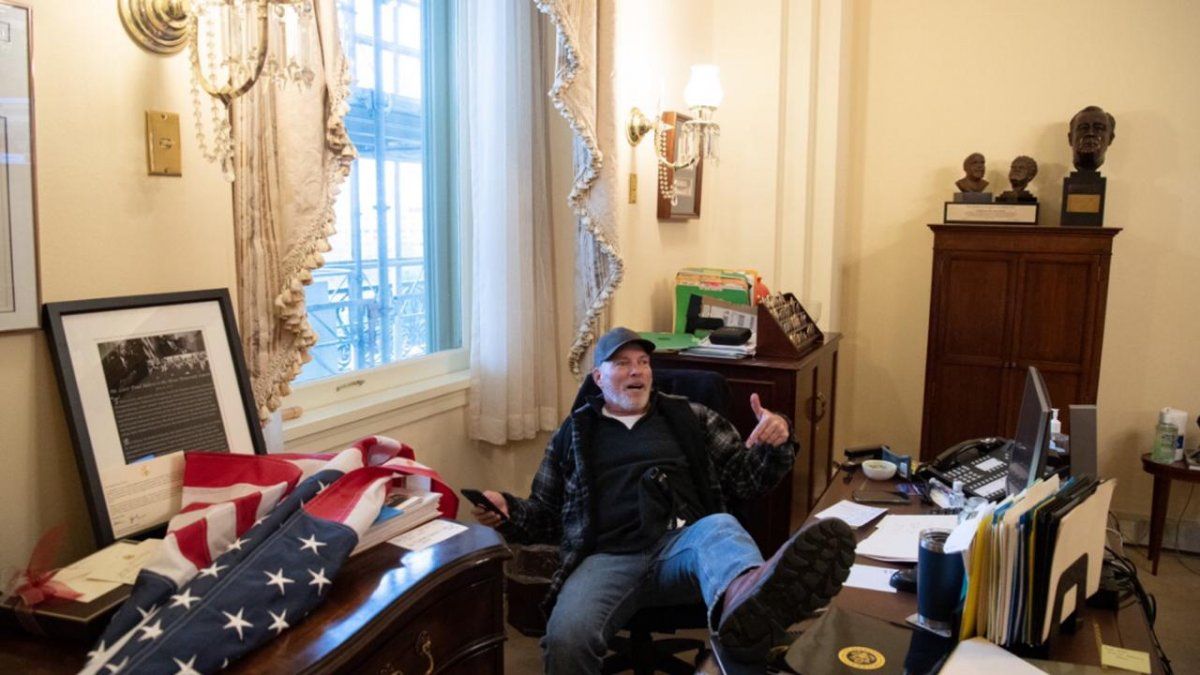 Un fanático de Trump sentado en el despacho de la presidenta demócrata de la Cámara de Representantes