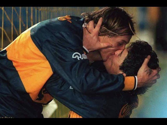 El beso de Diego Maradona al Pájaro Caniggia.