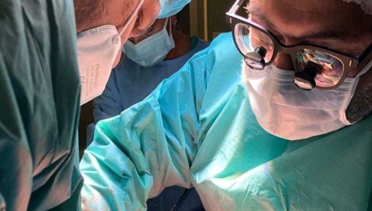 El tumor había nacido en el ovario de la mujer y se había extendido verticalmente.