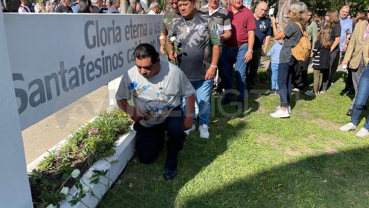 Gran cantidad de personas dejó su ofrenda floral para los excombatientes caídos en Malvinas.