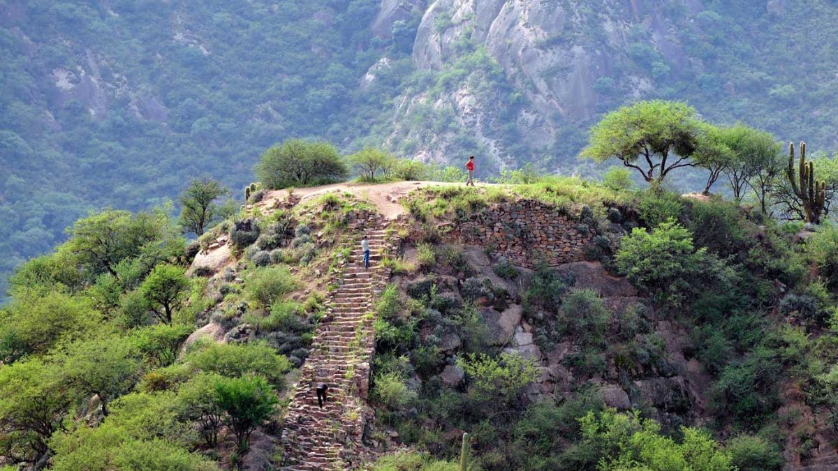 Shincal de Quimivil estuvo activa entre 1380 y 1600 d.C. y abarca 23 hectáreas con más de cien construcciones. Shincal de Quimivil estuvo activa entre 1380 y 1600 d.C. y abarca 23 hectáreas con más de cien construcciones.