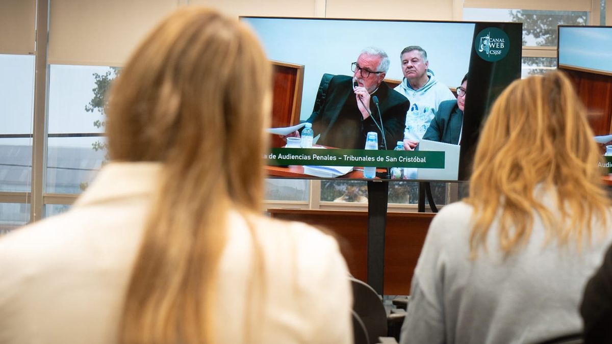 El juicio se pudo ver en los tribunales de San Cristóbal en una sala acondicionada para su transmisión. El juicio se pudo ver en los tribunales de San Cristóbal en una sala acondicionada para su transmisión.
