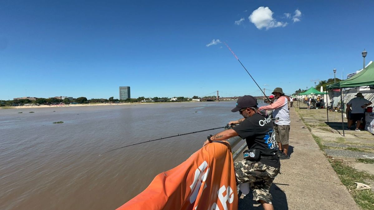 El murall&oacute;n de la costanera oeste luci&oacute; colmado de punta a punta, reflejando el crecimiento de la pesca deportiva como disciplina central en la Copa Santa Fe.