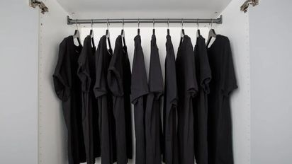 Vestirse siempre de negro: qué significa este hábito, según la psicología