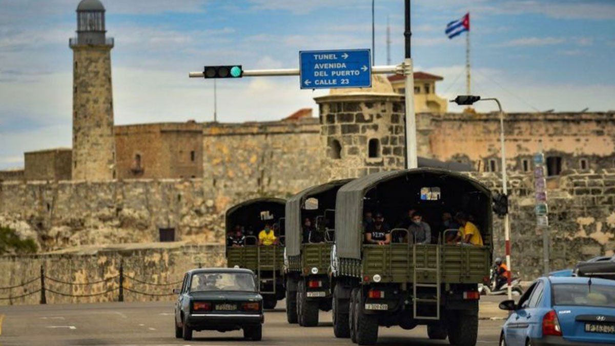 El grupo opositor Archipiélago denunció la militarización de las principales calles en La Habana y otras ciudades importantes del país caribeño. 