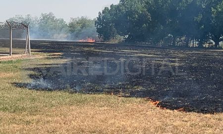 Varios predios privados ubicados a la vera de la autopista Santa Fe – Rosario se encuentran con focos ígneos que ponen en riesgo algunas viviendas y están afectando espacios verdes. Varios predios privados ubicados a la vera de la autopista Santa Fe – Rosario se encuentran con focos ígneos que ponen en riesgo algunas viviendas y están afectando espacios verdes.