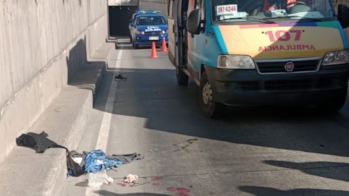 Un delincuente fue atropellado por un colectivo mientras escapaba de la policía en Córdoba.