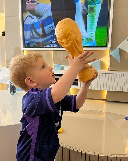 El hijo de Rodrigo De Paul levantó la Copa, como su papá.