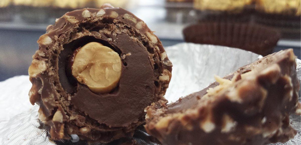 Bombones de avellanas y chocolate hechos en casa.