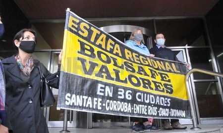 Por el inicio del debate, un grupo de damnificados se concentraron en la puerta del Tribunal Oral Federal. Por el inicio del debate, un grupo de damnificados se concentraron en la puerta del Tribunal Oral Federal.