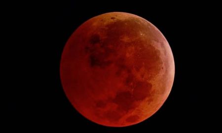 La Luna de Sangre puede verse en el cielo durante los eclipses lunares. La Luna de Sangre puede verse en el cielo durante los eclipses lunares.