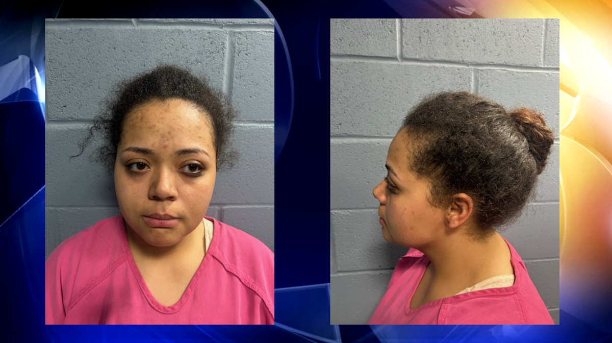 La policía arrestó a Dacie Yeager, quien fue acusada de negligencia infantil. La policía arrestó a Dacie Yeager, quien fue acusada de negligencia infantil.