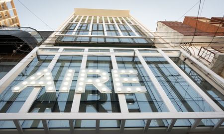 Durante el último año, el Grupo AIRE levantó un innovador espacio multimedial de cinco pisos, una estructura de vanguardia periodística a nivel nacional. Durante el último año, el Grupo AIRE levantó un innovador espacio multimedial de cinco pisos, una estructura de vanguardia periodística a nivel nacional.