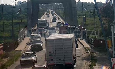 El acoplado se incendió en el ingreso al Puente Carretero. visibility El acoplado se incendió en el ingreso al Puente Carretero. visibility