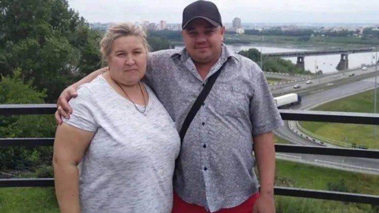 Tatyana, junto a su esposo muerto.