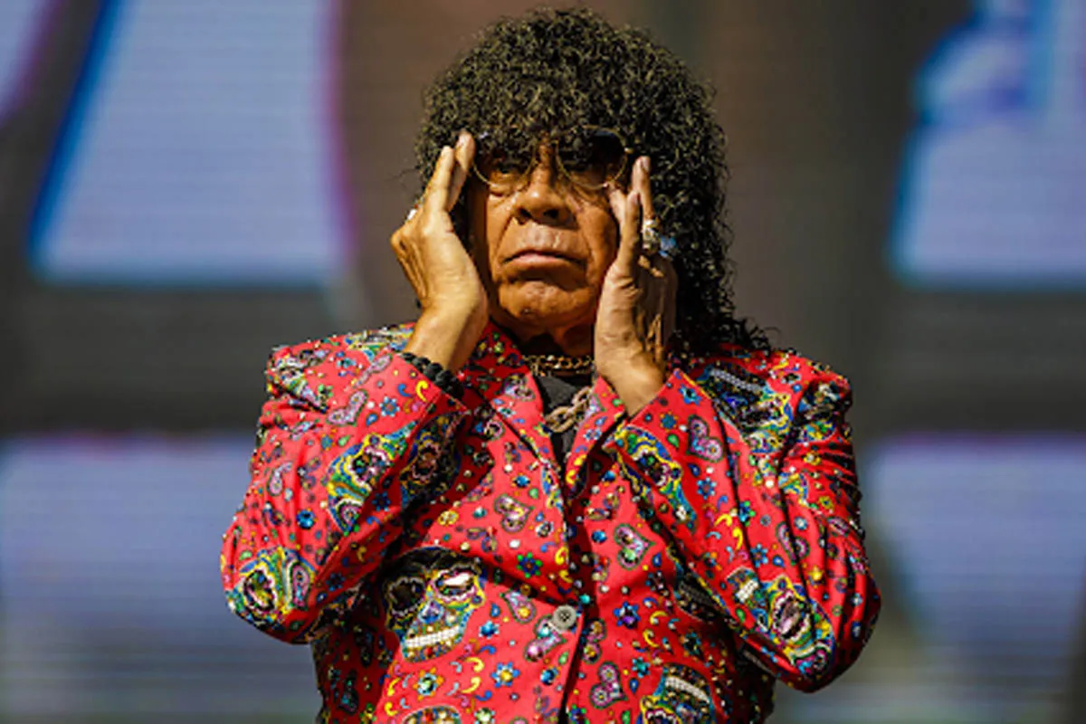 La Mona Jiménez quiso saludar con un beso a una mujer qatarí y vivió un incómodo momento