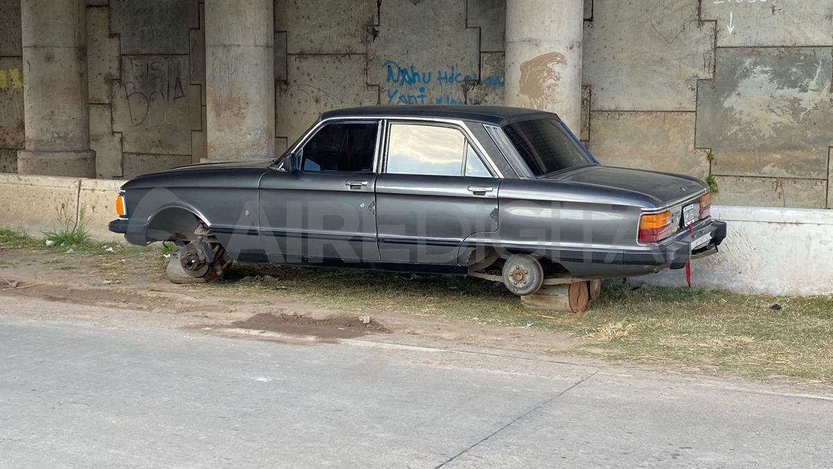 Circunvalación Oeste: dejó el auto estacionado porque pinchó una cubierta y le robaron las cuatro.