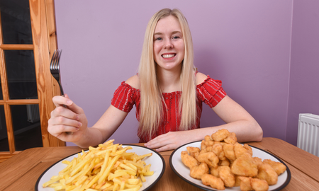 Se alimentó a base de pollo y papas fritas hasta los 19 años: He tenido náuseas al ver otra comida Se alimentó a base de pollo y papas fritas hasta los 19 años: He tenido náuseas al ver otra comida