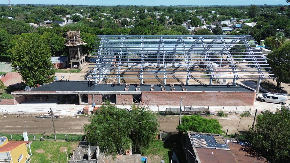 Las obras del Gobierno Provincial no paran: en Coronda ya asoman las columnas para el nuevo gimnasio del CEF N° 22. Las obras del Gobierno Provincial no paran: en Coronda ya asoman las columnas para el nuevo gimnasio del CEF N° 22.