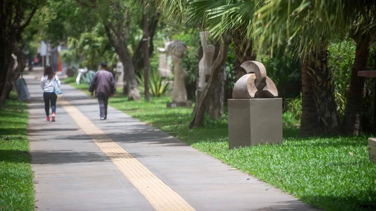 Conocido como la Rambla de las Esculturas, es uno de los paseos más realizados por los turistas. Conocido como la Rambla de las Esculturas, es uno de los paseos más realizados por los turistas.