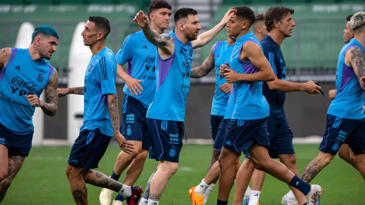 La Selección Argentina, campeona del mundo en el mundial de Qatar 2022, se prepara para jugar este jueves el primero de los dos amistosos que tiene programado.