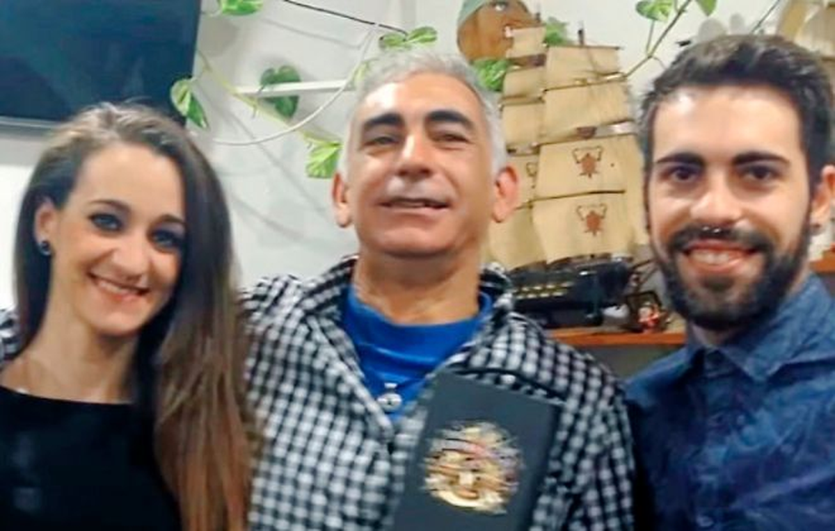 Ana y Daniel, con el padre de ambos.