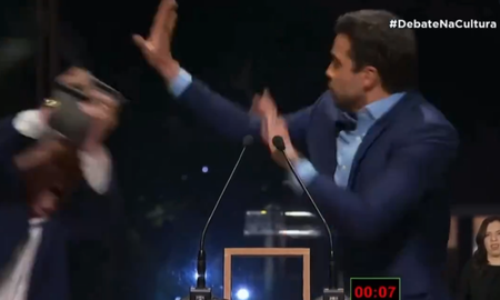 Durante un debate político en Brasil, un candidato a alcaldía golpeó con una silla a su rival. Durante un debate político en Brasil, un candidato a alcaldía golpeó con una silla a su rival.