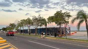 Realizan trabajos de mantenimiento de defensas en la Costanera Oeste