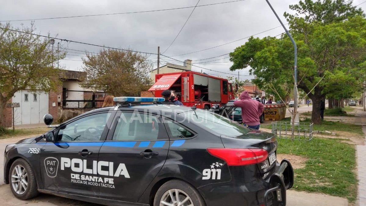 Los vecinos de barrio Transporte siguen con atención el trabajo de los bomberos.