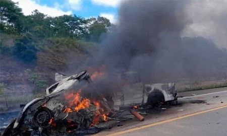 El choque frontal en la ciudad de Mucurí, al norte de Brasil, se produjo entre una camioneta y una utilitaria. El choque frontal en la ciudad de Mucurí, al norte de Brasil, se produjo entre una camioneta y una utilitaria.